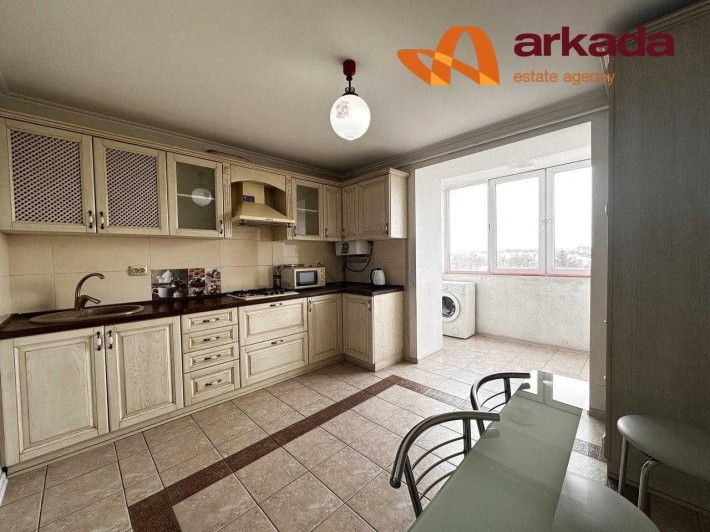 Продам трикімнатну квартиру з ремонтом - фото 1