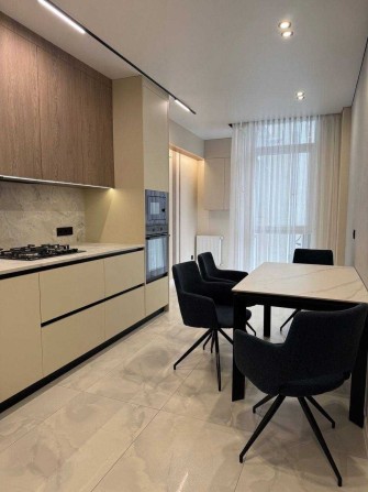 Продаж великої 2к квартири з кухнею -вітальнею в центрі міста - фото 1