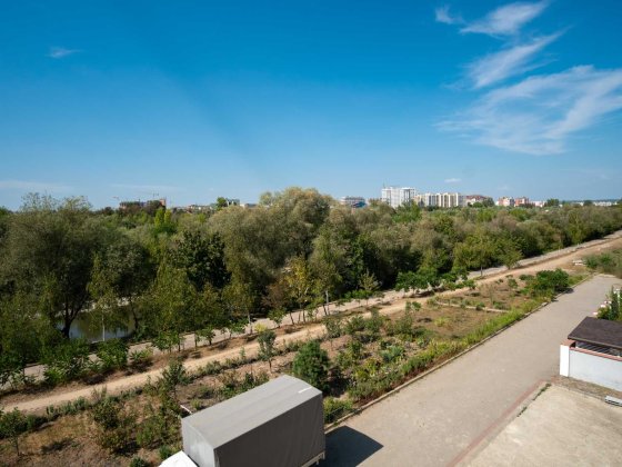 Ексклюзивна квартира з дизайнерським ремонтом на березі річки