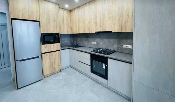 Простора 1кім квартира з кухнею-студією та ремонтом - фото 1