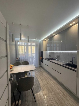 2к з ремонтом ,стильна ,все залишається,поруч парк Мама є інвертор! - фото 1