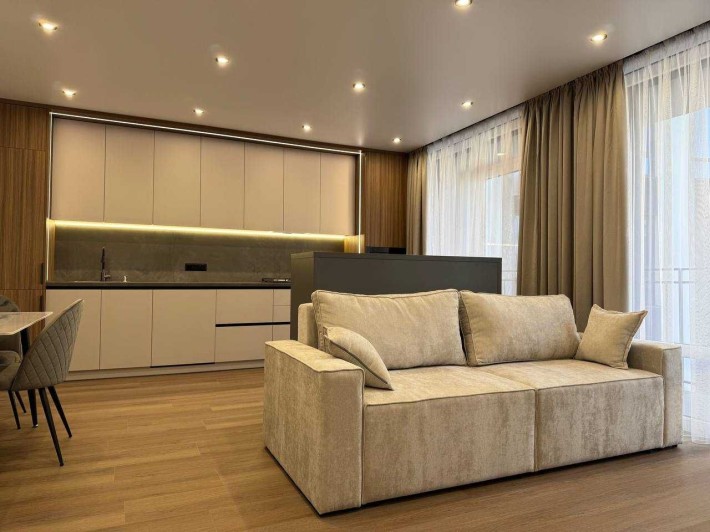 Велика двокімнатна укомплектована з кухнею-студією - фото 1