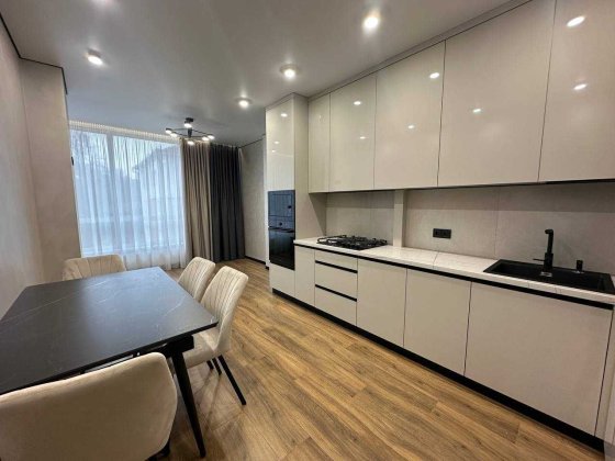 Простора 1 кімнатна 52 м.кв по вул. С. Стецько Ивано-Франковск