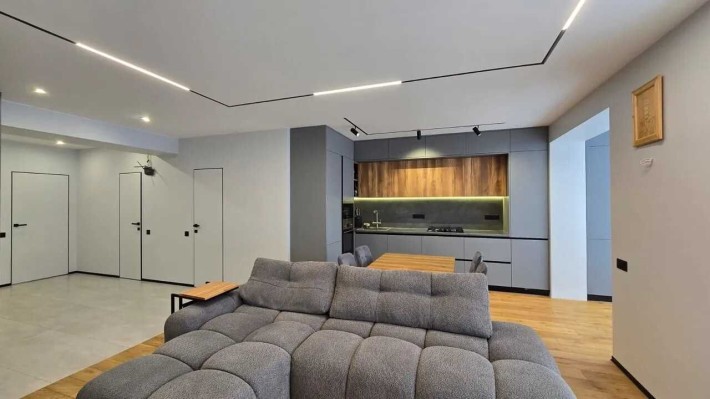 Трикімнатна з ремонтом в центрі міста - фото 1