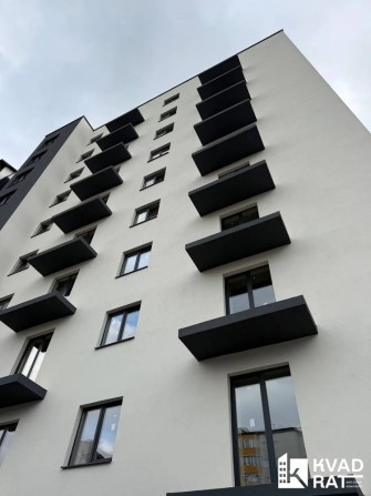 Двокімнатна квартира 56 м у центрі! Зручний 3 поверх, сонячна і тепла - фото 1