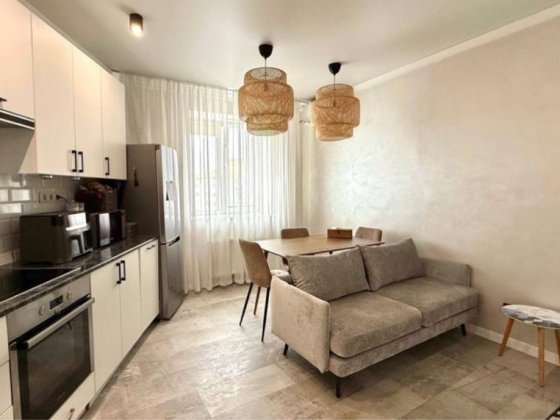 Трьокімнатна з ремонтом мінімальне оформлення цент Бучі Буча