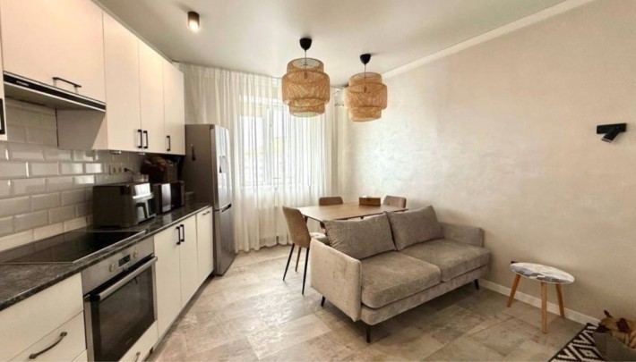 Трьокімнатна з ремонтом мінімальне оформлення цент Бучі - фото 1