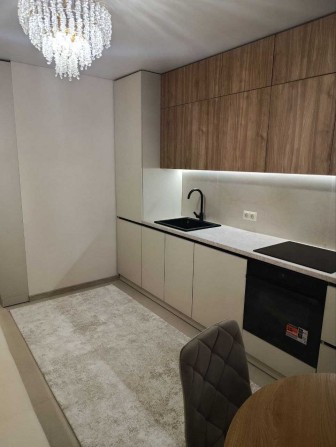 продам комфортну 1 кімнатну квартиру  з меблями - фото 1