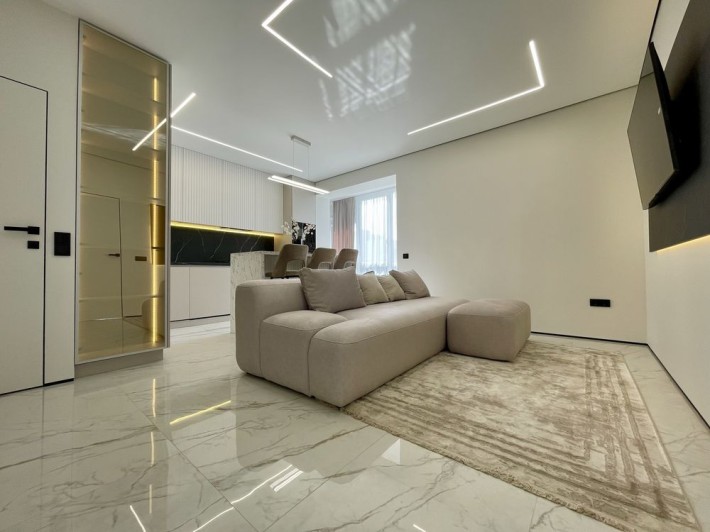 Стильна двокімнатна квартира з кухнею-студією та ремонтом в центрі! - фото 1