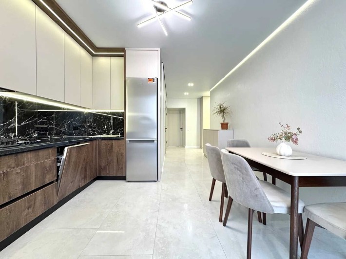 Центр міста, двостороннє планування, повінстю укомплектована! - фото 1