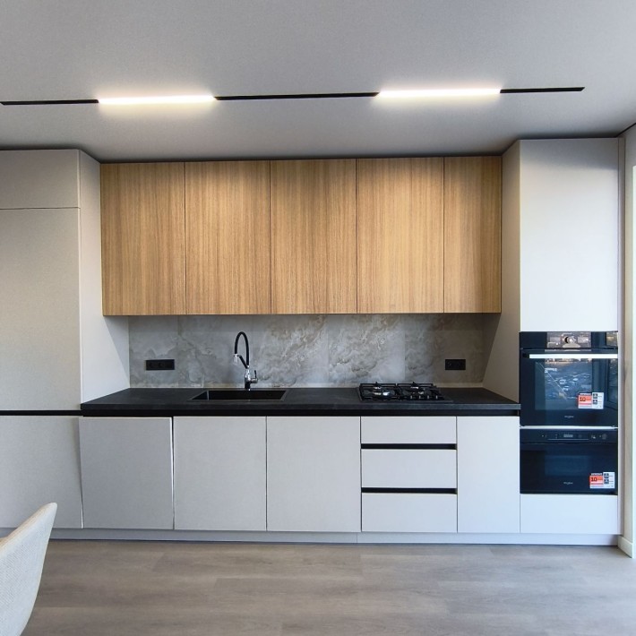 Продам укомплектовану 2-кімнатну квартиру в центрі! - фото 1