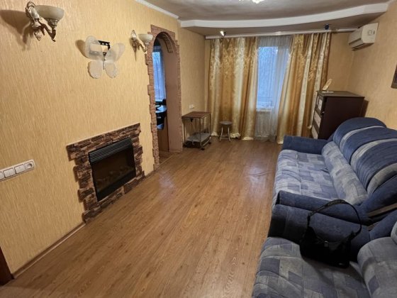 Продаж просторої 3-кімнатної квартири у зручному районі