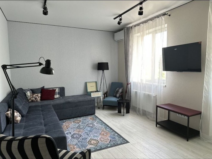 Продам двокімнатну квартиру з дизайнерським ремонтом в центрі міста - фото 1