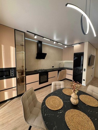 Розкішна 1,5-кімнатна квартира з панорамою на річку - фото 1