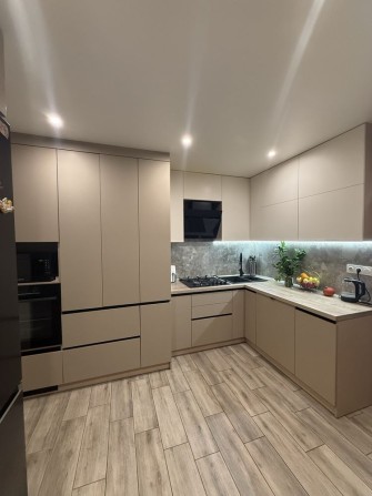 Продам 3 кімнатну квартиру Яровиця центр міста - фото 1