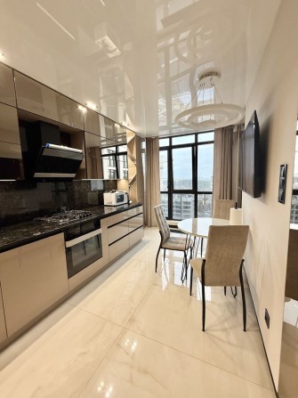 LUXURY Видова двокімнатна в центрі Ірпеня! Дизайнерський ремонт! - фото 1