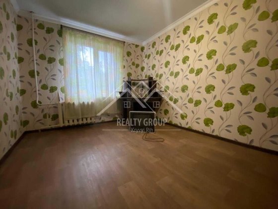 Продається 3-кімнатна квартира з окремим входом у районі Ластівка