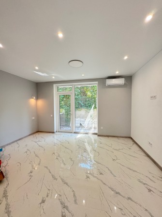 Продаж однокімнатної квартири з новим ремонтом і власним двориком - фото 1