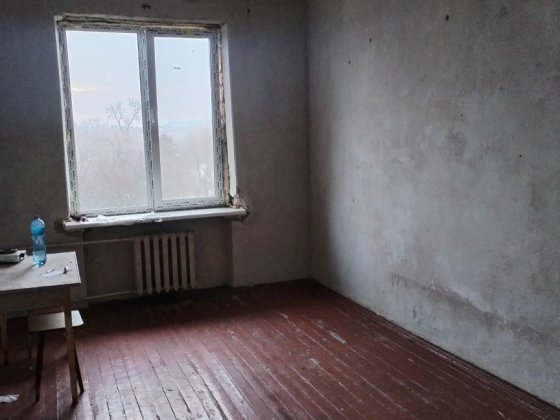 Продам 2х комнатную " сталинку" по Сичеславской. Кривой Рог