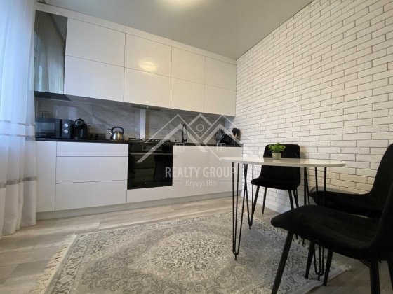 Продається сучасна 3-кімнатна квартира на м-р 5-й Зарічний (Бродвей)