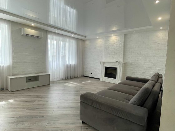 р 3-кімнатна квартира з євроремонтом у центрі міста | ЖК «Беркут» Ровно