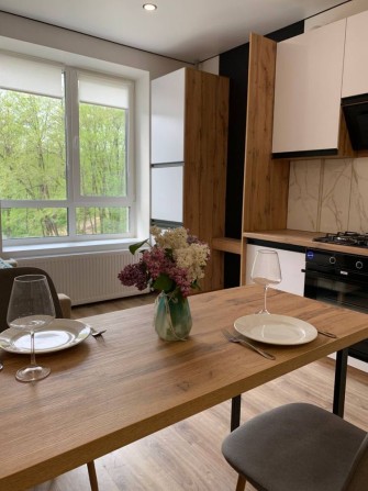 Стильна 1-кімнатна квартира з дизайнерським ремонт - фото 1