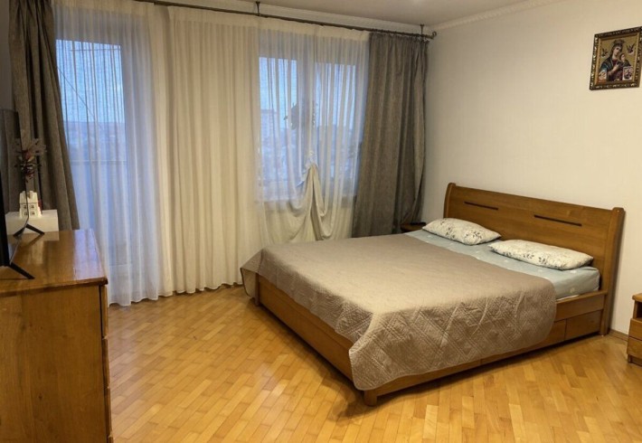 Простора 3-кімнатна багаторівнева квартира в новому цегляному будинку - фото 1