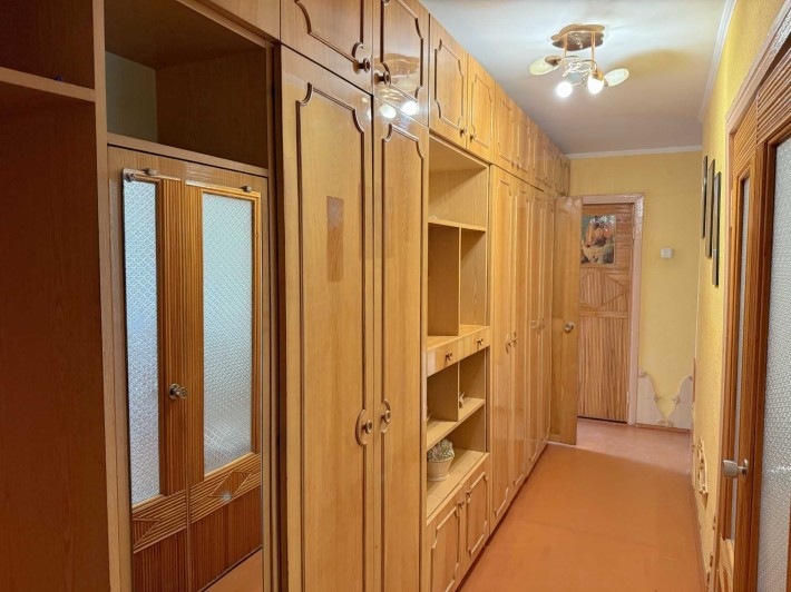 Продам 3-кімнатну квартиру в цегляному будинку.  вул.Міцкевича, 5 - фото 1