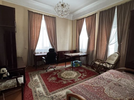 Затишна 2-кімнатна «сталінка» в самому центрі міста! Ровно