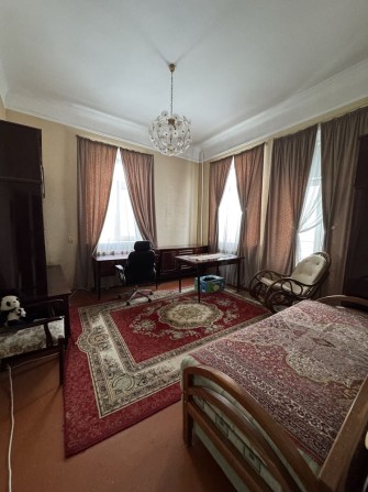 Затишна 2-кімнатна «сталінка» в самому центрі міста! - фото 1