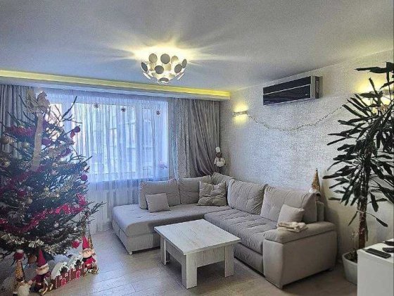 Продам сучасну і теплу 4 кімнатну квартиру в самому центрі міста! Ровно