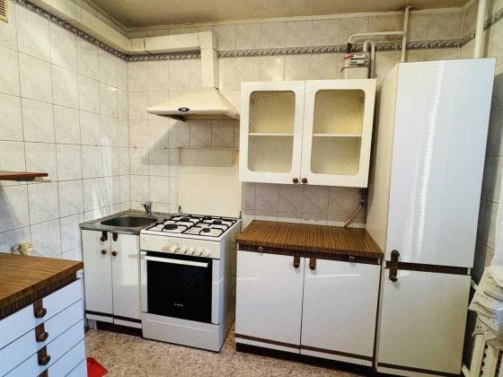 2к з просторою кухнею на середньому поверсі Полтава