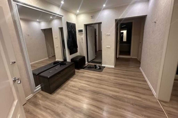 Облаштована трикімнатна квартира з якісним ремонтом КОД:22551 - фото 1