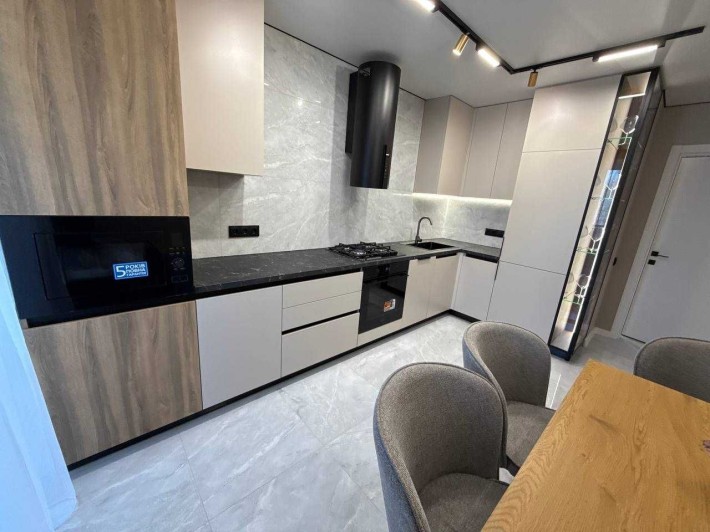 Сучасна 2 кімн. вул. Корольова. Новобудова. Повністю облаштована. - фото 1