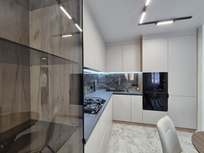 Продаж двокімнатної великої квартири поблизу центру - фото 1