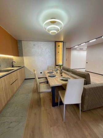 Сучасна квартира вул.Київська, кухня-студія + 2 кімнати - фото 1