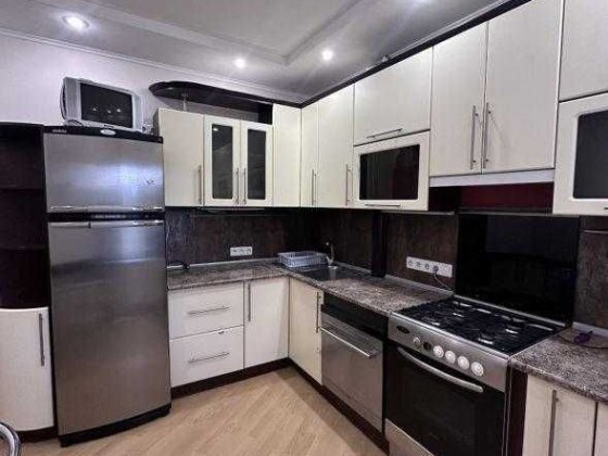 Поділ, у продажу простора трикімнатна квартира Полтава