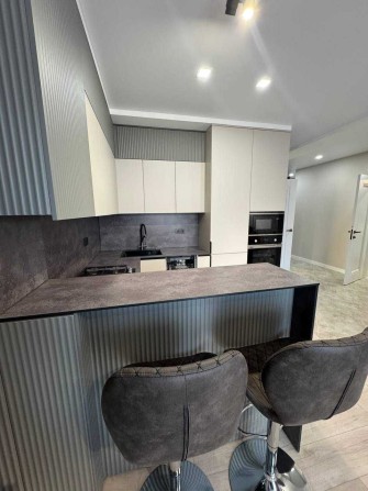 Продаємо стильну 2к.квартиру+кухня-студія - фото 1