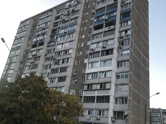 Продам 3 х ком квартиру на 3-м  ул Архитектора Николаева 11 Киев