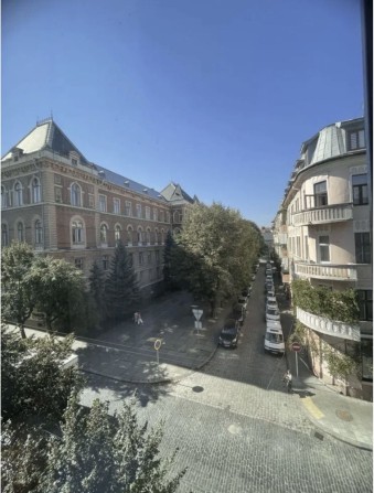 Продається 3-кімнатна квартира з виглядом на ЧНУ - фото 1