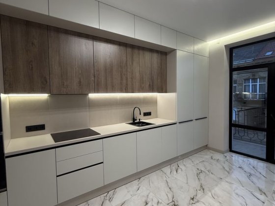 Продаж великої 2 кімнатної квартири в центрі міста Ужгород