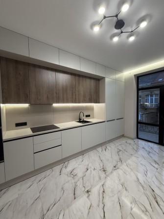 Продаж великої 2 кімнатної квартири в центрі міста - фото 1