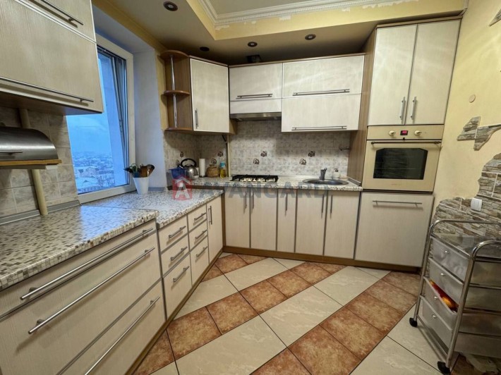 Продаж вдало перепланованої 3-кімн. кв. з ремонтом - фото 1