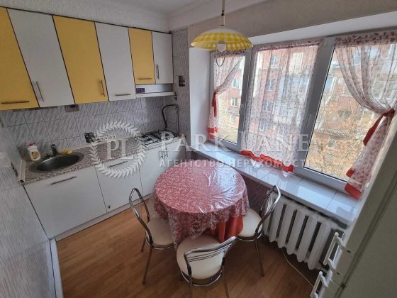 2-к Шевченківський метро КПІ вул. Кирило-Мефодіївська 15 Київ