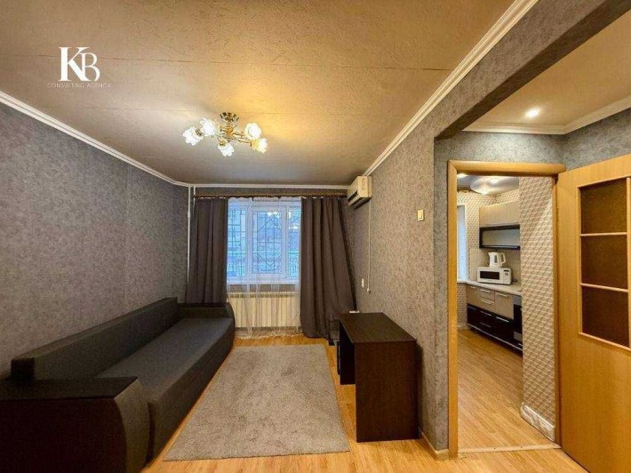 Тёплая 1-комн. квартира на Косиора,  1 этаж, всё остаётся. - фото 1