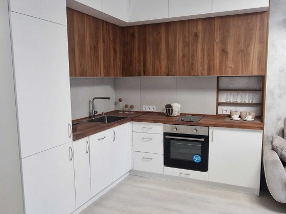 Продаж великої 2 кім.квартири з просторою гардеробною ЖК "Вертикаль"