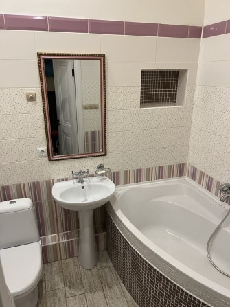 Простора 2-кім кв, 63 м² з високими стелями, меблями та технікою - фото 1