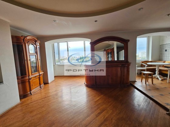 Величезна двохрівнева квартира із автономним опаленням, бул. Шевченка Черкассы