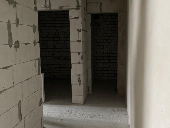 Простора квартира в цегляному будинку — готова до вашого ремонту