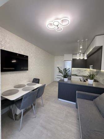 Продам стильну з сучасним ремонтом 3 х кімнатну квартиру на Академічно - фото 1